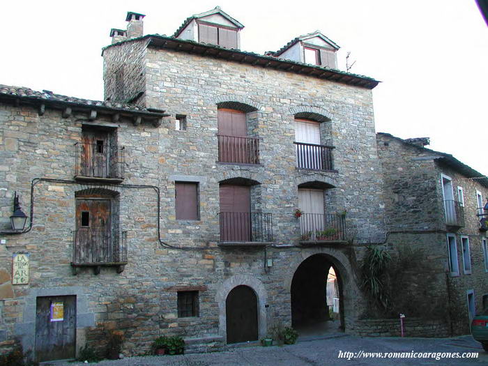 VANO OESTE DE LA TORRE-PORCHE, JUNTO A OTRO MÁS PEQUEÑO, AÑADIDO